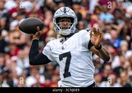 Landover, Usa. September 2025. Las Vegas Raiders Quarterback Geno Smith (7) scheidet während des zweiten Viertels eines Spiels gegen die Washington Commanders im Northwest Stadium in Landover, Maryland am Sonntag, den 21. September 2025. Foto: Bonnie Cash/UPI Credit: UPI/Alamy Live News Stockfoto