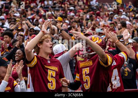 Landover, Usa. September 2025. Die Fans der Commanders feiern am Sonntag, den 21. September 2025, nach dem Washington Commanders Wide Receiver Deebo Samuel Sr. (1) 69 Yards Rückfahrt im Northwest Stadium in Landover, Maryland. Foto: Bonnie Cash/UPI Credit: UPI/Alamy Live News Stockfoto