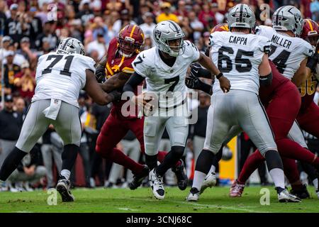 Landover, Usa. September 2025. Las Vegas Raiders Quarterback Geno Smith (7) schaut am Sonntag, den 21. September 2025, im Northwest Stadium in Landover, Maryland, im zweiten Viertel eines Spiels gegen die Washington Commanders zu bestehen. Foto: Bonnie Cash/UPI Credit: UPI/Alamy Live News Stockfoto