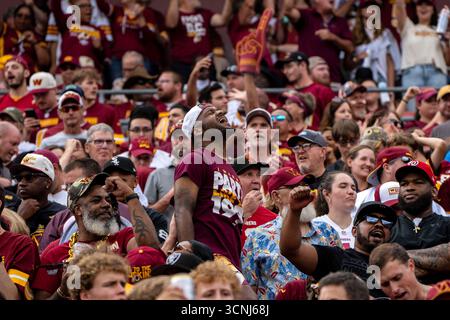Landover, Usa. September 2025. Ein Fan der Washington Commanders singt „Hail to the Commanders“ nach einem Touchdown im zweiten Viertel eines Spiels gegen die Las Vegas Raiders im Northwest Stadium in Landover, Maryland am Sonntag, den 21. September 2025. Foto: Bonnie Cash/UPI Credit: UPI/Alamy Live News Stockfoto