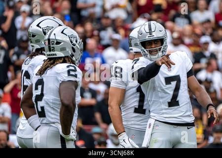 Landover, Usa. September 2025. Las Vegas Raiders Quarterback Geno Smith (7) spricht am Sonntag, den 21. September 2025, im Northwest Stadium in Landover, Maryland, mit dem Team im zweiten Quartal eines Spiels gegen die Washington Commanders. Foto: Bonnie Cash/UPI Credit: UPI/Alamy Live News Stockfoto