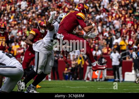 Landover, Usa. September 2025. Der Washington Commanders Quarterback Marcus Mariota (8) springt im Northwest Stadium in Landover, Maryland am Sonntag, den 21. September 2025, um einem Tackle zu entgehen. Foto: Bonnie Cash/UPI Credit: UPI/Alamy Live News Stockfoto