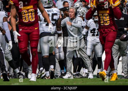 Landover, Usa. September 2025. Der Cheftrainer der Las Vegas Raiders Pete Carroll feiert, nachdem die Raiders im ersten Viertel eines Spiels gegen die Washington Commanders im Northwest Stadium in Landover, Maryland am Sonntag, den 21. September 2025, einen Fumble erholten. Foto: Bonnie Cash/UPI Credit: UPI/Alamy Live News Stockfoto