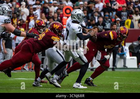 Landover, Usa. September 2025. Der Quarterback Geno Smith (7) der Las Vegas Raiders wird im zweiten Viertel eines Spiels im Northwest Stadium in Landover, Maryland, am Sonntag, den 21. September 2025 von den Washington Commanders Defensive Tackle Daron Payne (94) geplündert. Foto: Bonnie Cash/UPI Credit: UPI/Alamy Live News Stockfoto