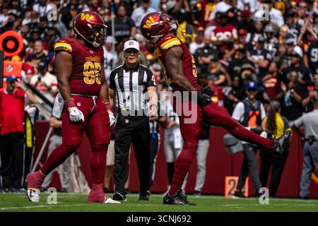 Landover, Usa. September 2025. Washington Commanders Defensive End Durance Armstrong (92) feiert nach einem Sack während des ersten Viertels eines Spiels gegen die Las Vegas Raiders im Northwest Stadium in Landover, Maryland am Sonntag, den 21. September 2025. Foto: Bonnie Cash/UPI Credit: UPI/Alamy Live News Stockfoto