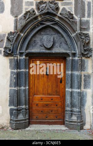 Alte Holztür in einem mittelalterlichen Dorf in der Auvergne, Frankreich Stockfoto