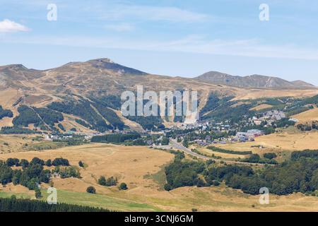 Überblick über das Skigebiet Super-Besse im Sommer in der Auvergne, Frankreich Stockfoto