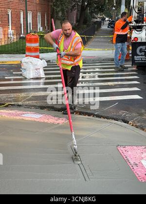 New York City Zementarbeiter bauen Straßenecken und Bürgersteige in Wohnvierteln in Brooklyn, New York, auf. Stockfoto