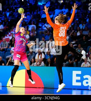 Krefeld, Deutschland. September 2025. Handball, Frauen: Internationales Spiel, Deutschland - Niederlande. Alexia Hauf (l, Deutschland) in Klage gegen Torhüterin Yara ten holte (Niederlande). Quelle: Marco Wolf/dpa/Alamy Live News Stockfoto