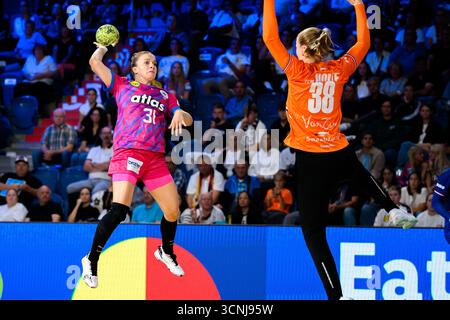 Krefeld, Deutschland. September 2025. Handball, Frauen: Internationales Spiel, Deutschland - Niederlande. Alexia Hauf (l, Deutschland) in Klage gegen Torhüterin Yara ten holte (Niederlande). Quelle: Marco Wolf/dpa/Alamy Live News Stockfoto