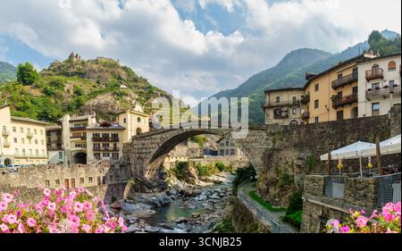 Historische Brücke Pont-Saint-Martin und Forte di Bard im Aostatal, Italien. Malerische Alpen, mittelalterliche Architektur, Charme am Fluss und kulturelles Erbe Stockfoto