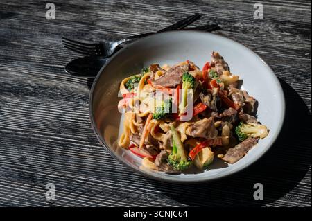 Pasta mit Rindfleisch, Pilzen und Gemüse. Stockfoto