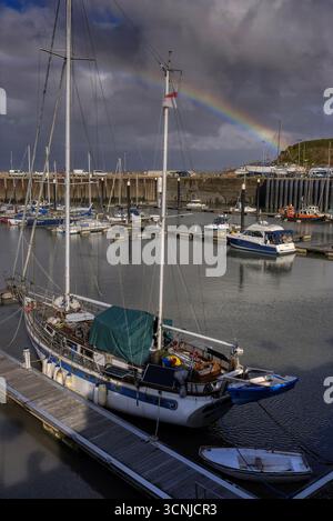 Watchet Harbour mit Regenbogen Stockfoto