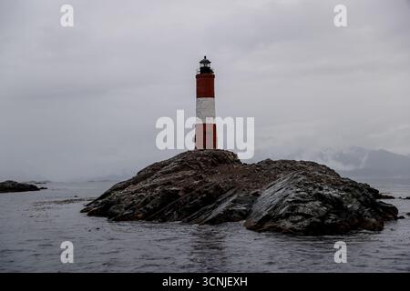 Der Leuchtturm Les Eclaireurs, auch bekannt als „Leuchtturm am Ende der Welt“, steht isoliert auf einer felsigen Insel im Beagle Channel nahe USH Stockfoto