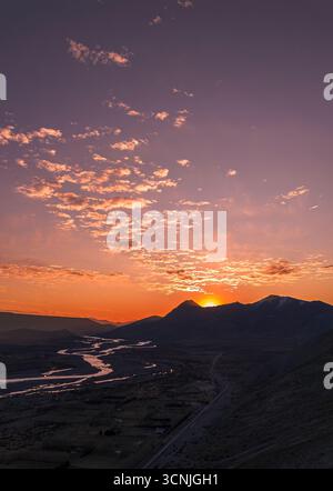 Drohnenaufnahme des dramatischen Sonnenuntergangs in den Bergen in Chos Malal, Neuquen Stockfoto