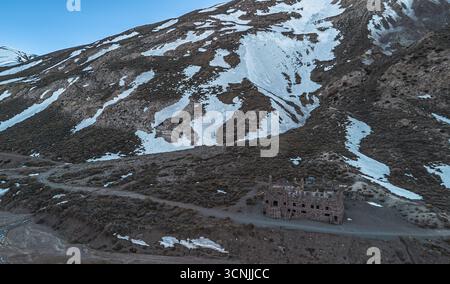 Luftaufnahmen von verlassenen Ruinen des El Sosneado Hotels in den Anden, El Sosneado, Mendoza Stockfoto