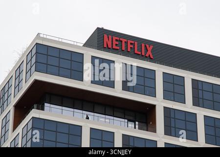 Der Hollywood-Campus von Netflix umfasst das 13-stöckige EPIC-Gebäude auf der anderen Seite des Sunset Blvd von den Firmengebäuden auf dem Grundstück der Sunset Bronson Studios. Stockfoto