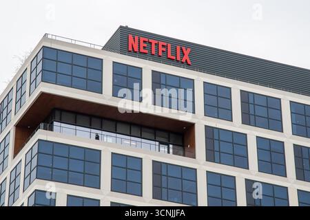 Der Hollywood-Campus von Netflix umfasst das 13-stöckige EPIC-Gebäude auf der anderen Seite des Sunset Blvd von den Firmengebäuden auf dem Grundstück der Sunset Bronson Studios. Stockfoto