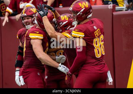 Landover, Usa. September 2025. Luke McCaffrey (11) feiert, nachdem er am Sonntag, den 21. September 2025, im Northwest Stadium in Landover, Maryland einen Touchdown im vierten Viertel eines Spiels gegen die Las Vegas Raiders erzielt hat. Die Kommandanten schlugen die Raiders mit 41 zu 24. Foto: Bonnie Cash/UPI Credit: UPI/Alamy Live News Stockfoto