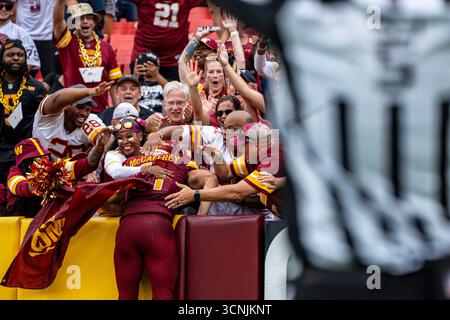 Landover, Usa. September 2025. Luke McCaffrey (11) der Washington Commanders Wide Receiver springt in die Menge, nachdem er am Sonntag, den 21. September 2025, im Northwest Stadium in Landover, Maryland einen Touchdown erzielt hat. Die Kommandanten schlugen die Raiders mit 41 zu 24. Foto: Bonnie Cash/UPI Credit: UPI/Alamy Live News Stockfoto