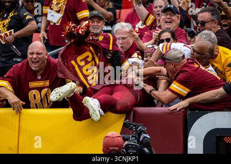 Landover, Usa. September 2025. Luke McCaffrey (11) der Washington Commanders Wide Receiver springt in die Menge, nachdem er am Sonntag, den 21. September 2025, im Northwest Stadium in Landover, Maryland einen Touchdown erzielt hat. Die Kommandanten schlugen die Raiders mit 41 zu 24. Foto: Bonnie Cash/UPI Credit: UPI/Alamy Live News Stockfoto