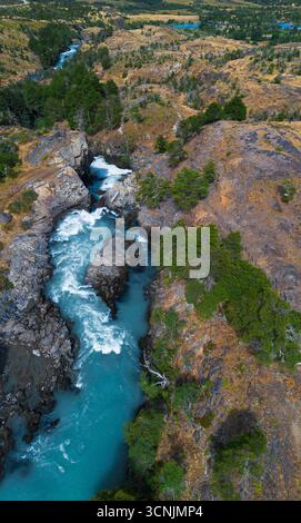 Aus der Vogelperspektive auf den Rio del Salto, den Fluss und die Wasserfälle auf der Carretera Austral, chilenisches Patagonien Stockfoto
