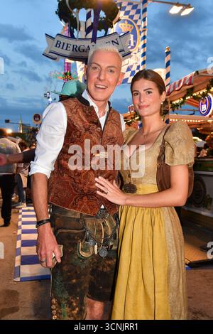 München, Deutschland. September 2025. Scooter Singer Songwriter H. P. Baxxter und seine Frau Sara besuchen den 27. Almauftrieb während des Oktoberfests 2025 im KAEFER Tent am 21. September 2025 in München Stockfoto