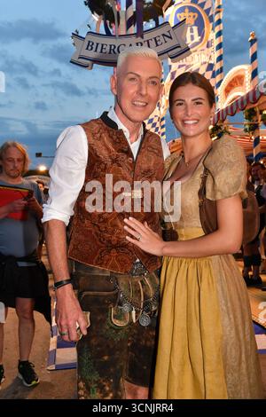 München, Deutschland. September 2025. Scooter Singer Songwriter H. P. Baxxter und seine Frau Sara besuchen den 27. Almauftrieb während des Oktoberfests 2025 im KAEFER Tent am 21. September 2025 in München Stockfoto