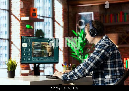 Der Mann im Home Office nutzt künstliche Intelligenz, um aus einfachen Textaufforderungen überzeugende Videos zu generieren. Die Person verwendet KI-GPT, um Clips mithilfe von Computervision und natürlicher Sprachverarbeitung zu generieren Stockfoto