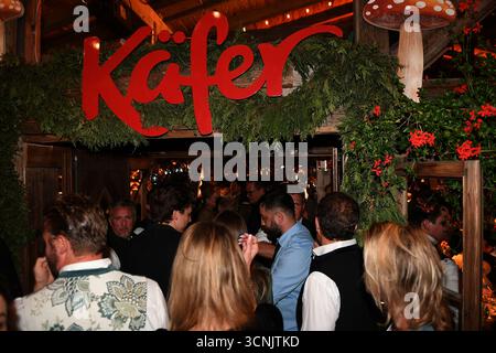 München, Deutschland. September 2025. Blick auf den Eingang zum Obergeschoss des Oktoberfestes vom Balkon des Käfer Zeltes am Almauftrieb. Das 190. Oktoberfest findet vom 20. September bis 5. Oktober 2025 auf der Münchner Theresienwiese statt. Quelle: Felix Hörhager/dpa/Alamy Live News Stockfoto