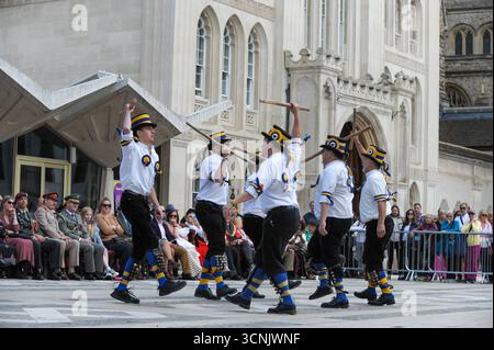 Morris-Tänzer von Hammersmith Morris Men treten beim jährlichen Costermongers Harvest Festival in Guildhall Yard, City of London auf. Das Harvest Festival bot Tanz und Unterhaltung von Teilnehmern in traditionellen Kostümen und endete mit einem Gottesdienst in der St. Mary-le-Bow Church, der Heimat der berühmten Bow Bells. Stockfoto