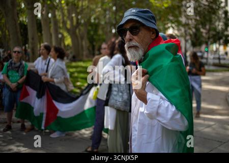 Madrid, Spanien. September 2025. Ein Mann mit weißem Mantel und palästinensischer Flagge nimmt an einer Demonstration für Palästina Teil. Gesundheitsfachkräfte hielten eine Kundgebung unter dem Motto ab: „Wenn sie die Flotte angreifen, stoppen wir alles.“ Quelle: SOPA Images Limited/Alamy Live News Stockfoto