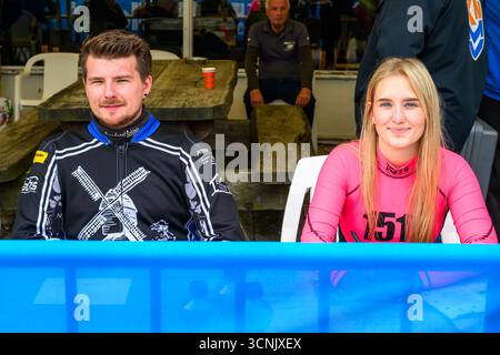 Reserve Rider Fabian Wachs aus Deutschland (links) und Reserve Rider Nynke Sijbesma (17) aus den Niederlanden während der Autogrammstunde während des FIM Long Track World Championship Final 4 im Speed Centre Roden, Niederlande am Sonntag, den 21. September 2025. (Foto: Ian Charles | MI News) Stockfoto