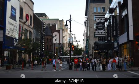 Die Saint Catherine Street in Montreal hat viele Leute in verschiedene Richtungen laufen lassen Stockfoto