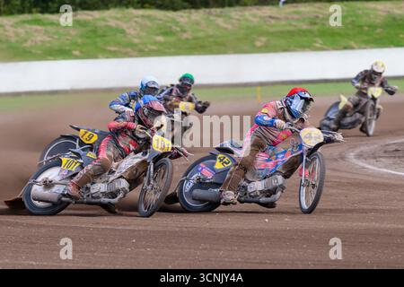 Roden, Niederlande. September 2025. Stephan Katt (42) aus Deutschland in Rot führt Patrick Kruse (101) aus Dänemark in Blue William Kruit (19) aus den Niederlanden in White Reserve Rider Fabian Wachs aus Deutschland in Green und Timo Wachs (677) aus Deutschland in Gelb während des FIM Long Track World Championship Finales 4, im Speed Centre Roden, Niederlande am Sonntag, den 21. September 2025. (Foto: Ian Charles | MI News)während des FIM Long Track World Championship Finales 4, im Speed Centre, Roden am Sonntag, den 21. September 2025. (Foto: Ian Charles | MI News) Credit: MI News & Sport /Alamy Live News Stockfoto