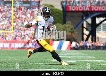Foxborough, MA, USA. September 2025. MA, USA; Pittsburgh Steelers Running Back Kenneth Gainwell (14) läuft mit dem Ball während des NFL-Spiels zwischen Pittsburgh Steelers und New England Patriots im Gillette Stadium in Foxborough, MA. Quelle: csm/Alamy Live News Stockfoto