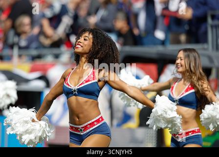 Foxborough, MA, USA. September 2025. MA, USA; Ein New England Patriot Cheerleader tritt während des NFL-Spiels zwischen Pittsburgh Steelers und New England Patriots im Gillette Stadium in Foxborough auf. Quelle: csm/Alamy Live News Stockfoto