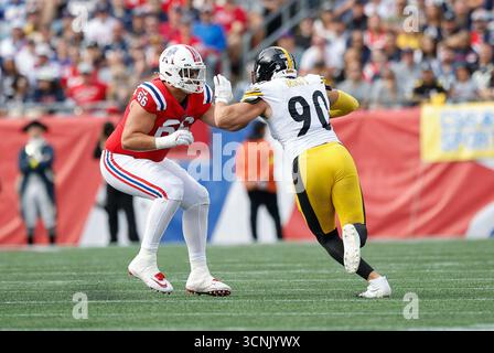 Foxborough, MA, USA. September 2025. MA, USA; New England Patriots Offensive Tackle will Campbell (66) und Pittsburgh Steelers vor Linebacker TJ. Watt (90) im NFL-Spiel zwischen Pittsburgh Steelers und New England Patriots im Gillette Stadium in Foxborough, MA. Quelle: csm/Alamy Live News Stockfoto