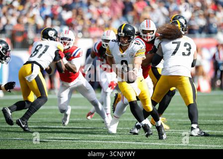 Foxborough, MA, USA. September 2025. MA, USA; Pittsburgh Steelers Quarterback Aaron Rodgers (8) in Aktion während des NFL-Spiels zwischen Pittsburgh Steelers und New England Patriots im Gillette Stadium in Foxborough, MA. Quelle: csm/Alamy Live News Stockfoto