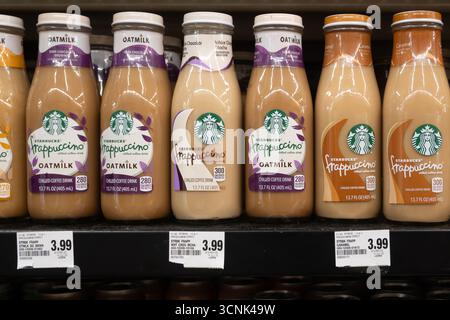 Davis, CA, USA. August 2025. Regal im Supermarkt mit Starbucks Frappuccino Stockfoto