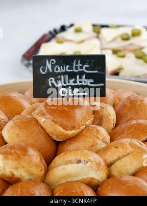 Kleine Brötchen (navettes) gefüllt mit Gänserilletten, serviert bei einem Taufe-, Hochzeits- oder festlichen Familienbuffet. Stockfoto