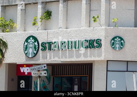 In der Hotelzone in cancun, mexiko, können Sie an sonnigen Tagen einen starbucks-Schriftzug singen Stockfoto