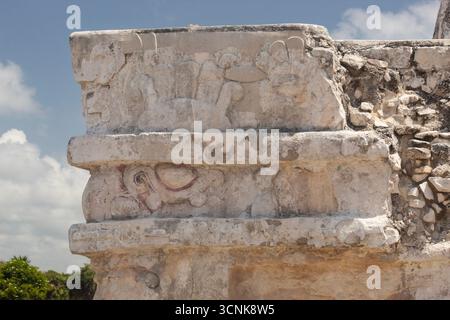 Aus nächster Nähe sehen Sie Details eines alten maya-Steins eines Tempels mit originalen Farbresten in der archäologischen Zone von tulum Stockfoto