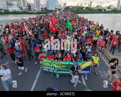 Recife, Brasilien. September 2025. An diesem Sonntag, dem 21., protestierte eine Menschenmenge in Recife gegen den Abschirmungsvorschlag (PEC da Blindagem). Luftaufnahmen. Quelle: João Carlos Mazella/FotoArena/Alamy Live News Stockfoto