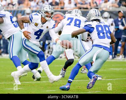 Chicago, Usa. September 2025. Dallas Cowboys Quarterback Dak Prescott (4) übergibt den Ball an Dallas Cowboys Wide Receiver Ceedee Lamb (88) während des ersten Quartals im Soldier Field in Chicago am Sonntag, den 21. September 2025. Bears besiegte die Cowboys 31-14. Foto: Mark Black/UPI Credit: UPI/Alamy Live News Stockfoto