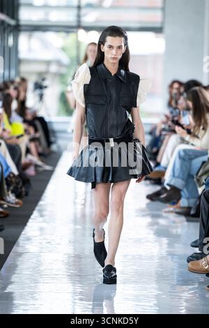 London, Großbritannien. September 2025. Ein Model ist auf dem Catwalk auf der Toga Fashion Show während der London Fashion Week Spring Summer 2026 in London, UK am 20. September 2025 zu sehen. (Foto: Jonas Gustavsson/SIPA USA) Credit: SIPA USA/Alamy Live News Stockfoto