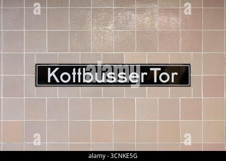 Schild Kottbusser Tor am U-Bahnhof in Berlin Kreuzberg. Ortsname des öffentlichen Nahverkehrs. Stockfoto