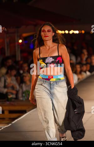 Ein Model spaziert auf der Pony MTL Modeschau in Montreal, Quebec, Kanada Stockfoto