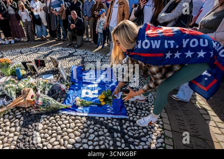 London, Großbritannien. September 2025. Ein Trauer legt Blumen für den kürzlich ermordeten Charlie Kirk im Hyde Park. Die Zeremonie wurde von Wendepunkt organisiert, der von Kirk gegründeten US-amerikanischen rechtsextremen Studentendruckgruppe. Zu den Rednern der Eulogisation zählte Nick Tenconi, Leiter der UKIP. Quelle: SOPA Images Limited/Alamy Live News Stockfoto