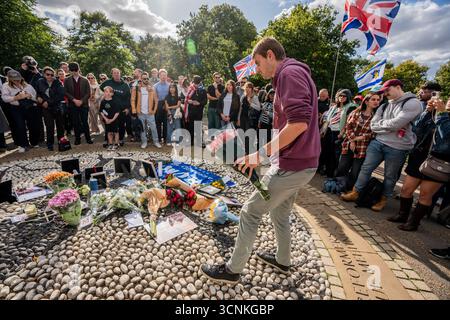 London, Großbritannien. September 2025. Ein Trauer legt Blumen für den kürzlich ermordeten Charlie Kirk in Hyde Park, London. Die Zeremonie wurde von Wendepunkt organisiert, der von Kirk gegründeten US-amerikanischen rechtsextremen Studentendruckgruppe. Zu den Rednern der Eulogisation zählte Nick Tenconi, Leiter der UKIP. Quelle: SOPA Images Limited/Alamy Live News Stockfoto